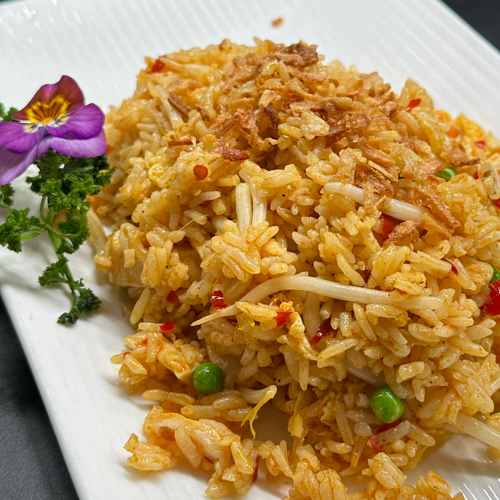 Riz sauté avec poulet au curry thaï 